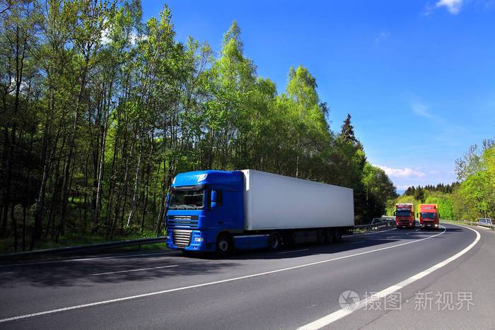 公路上的卡车运输照片-正版商用图片065m02-摄图新视界